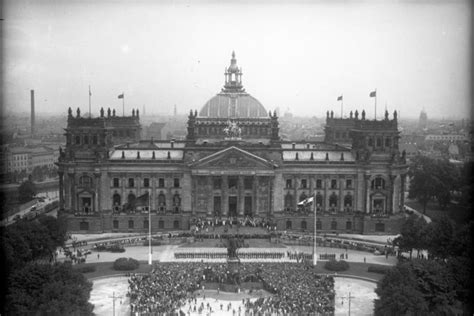  Der Reichstagsbrand; ein Wendepunkt für die Weimarer Republik und das Aufstieg Hitlers